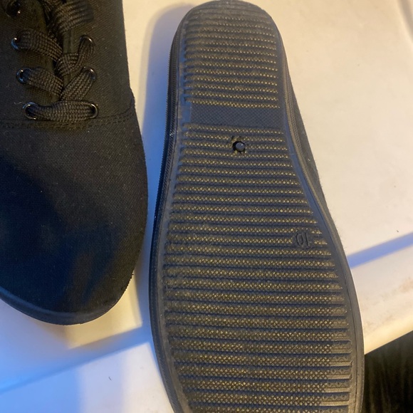 Black Tennis shoes - Picture 2 of 3